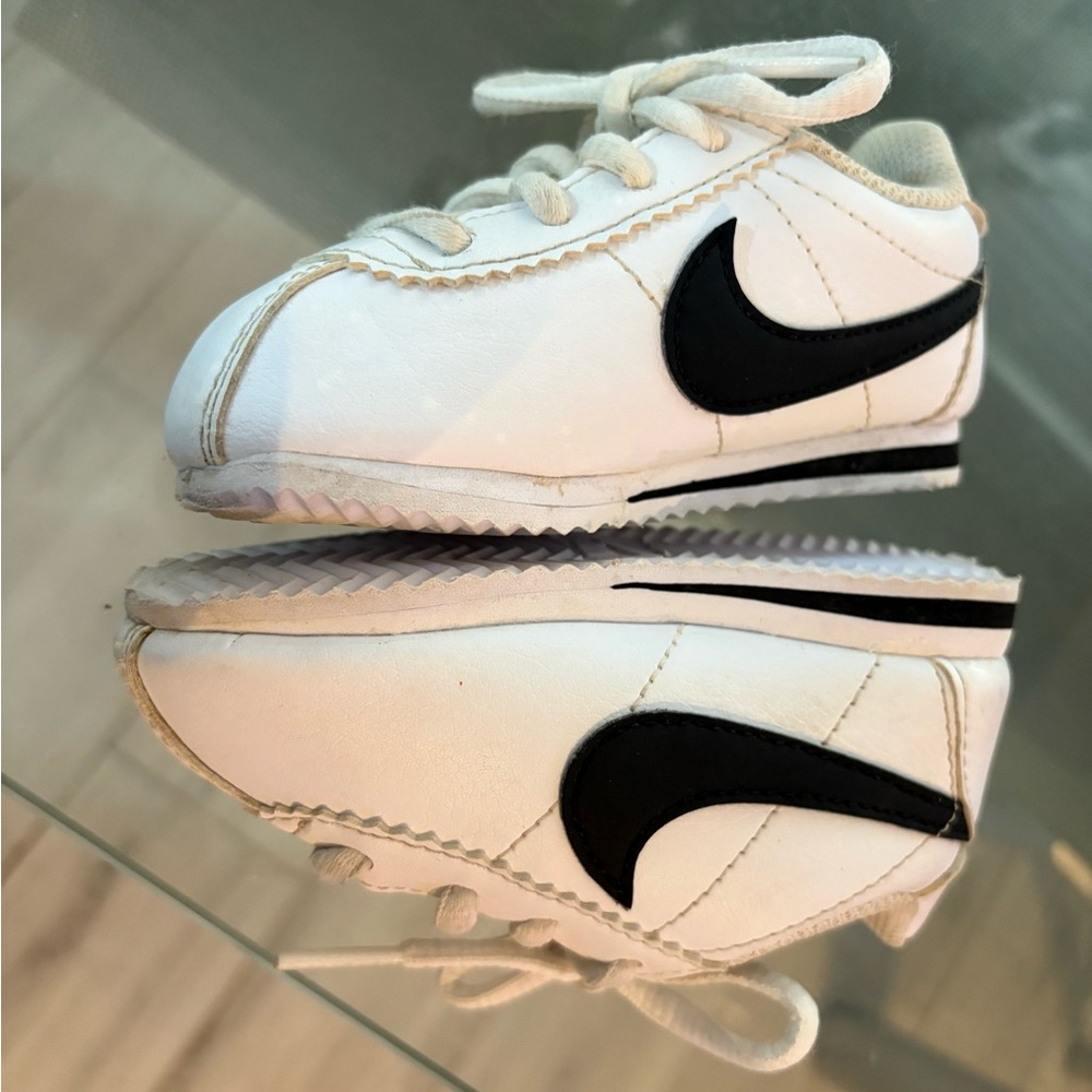 Nike Kids White and Black Sneakers. Size : 6 C  12 Cm